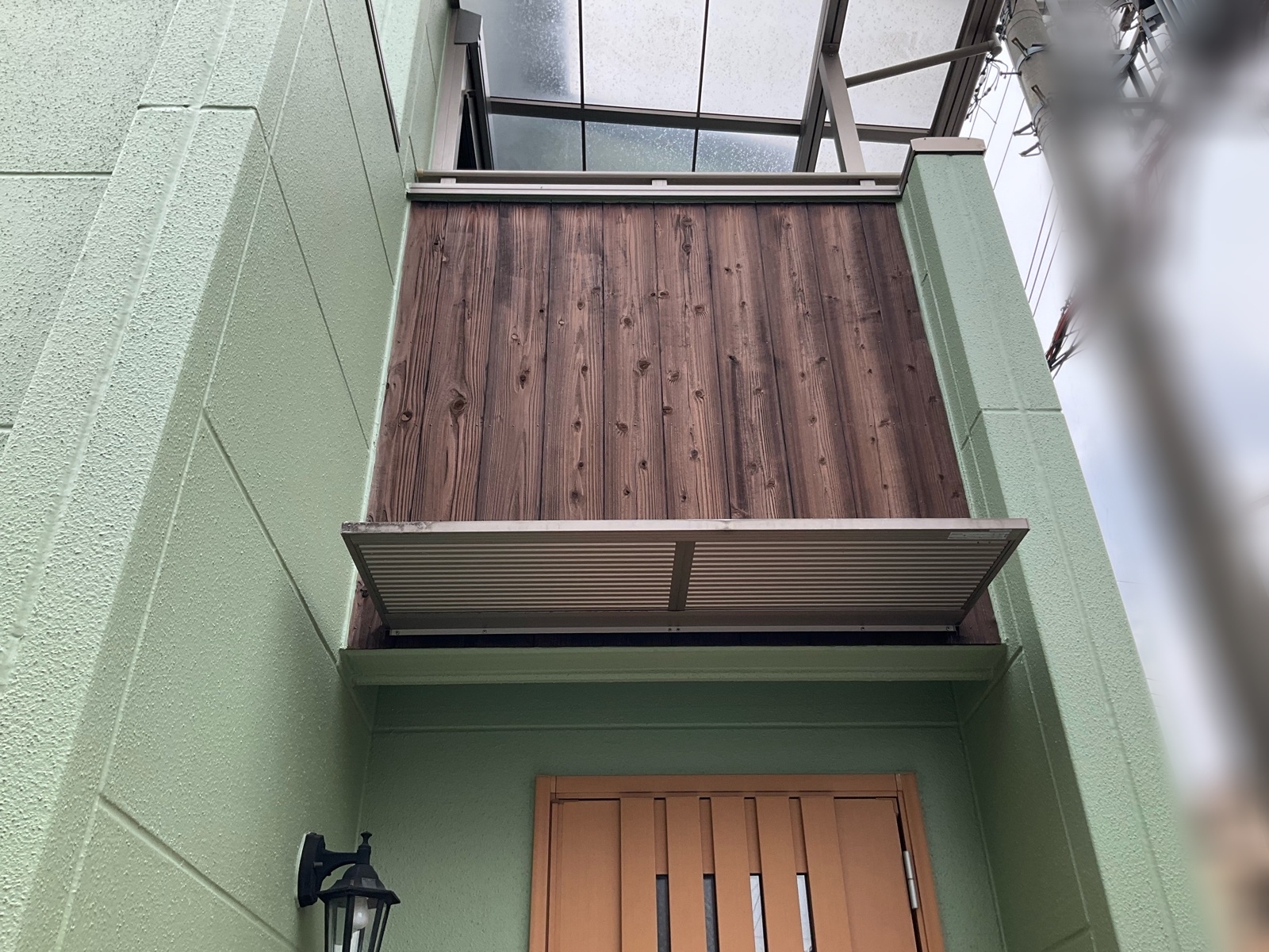 コロニアルNEO屋根をカバー工法で解決|外壁塗装 フレンチグリーン×ブラウン|堺市の施工事例