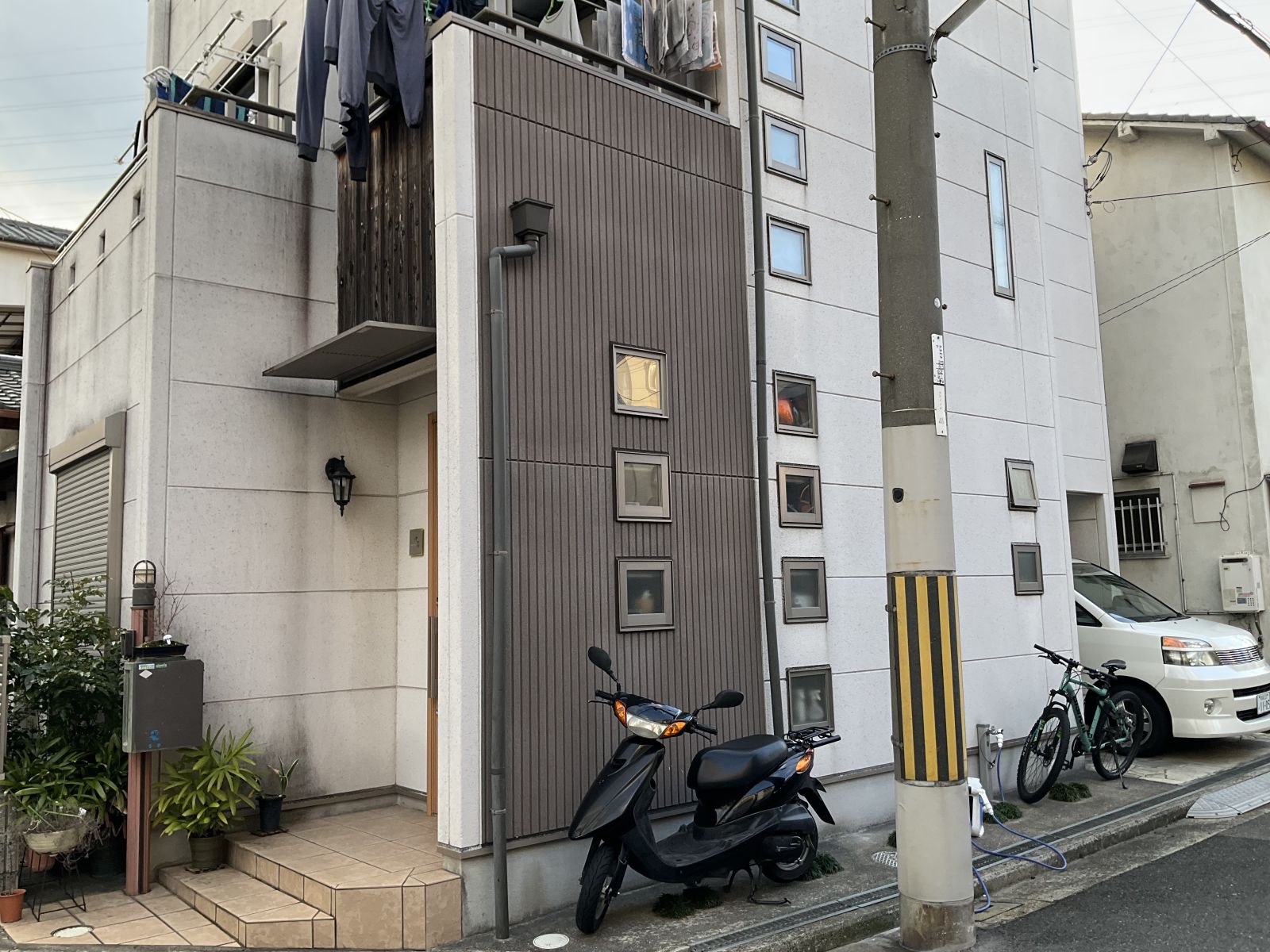 コロニアルNEO屋根をカバー工法で解決|外壁塗装 フレンチグリーン×ブラウン|堺市の施工事例