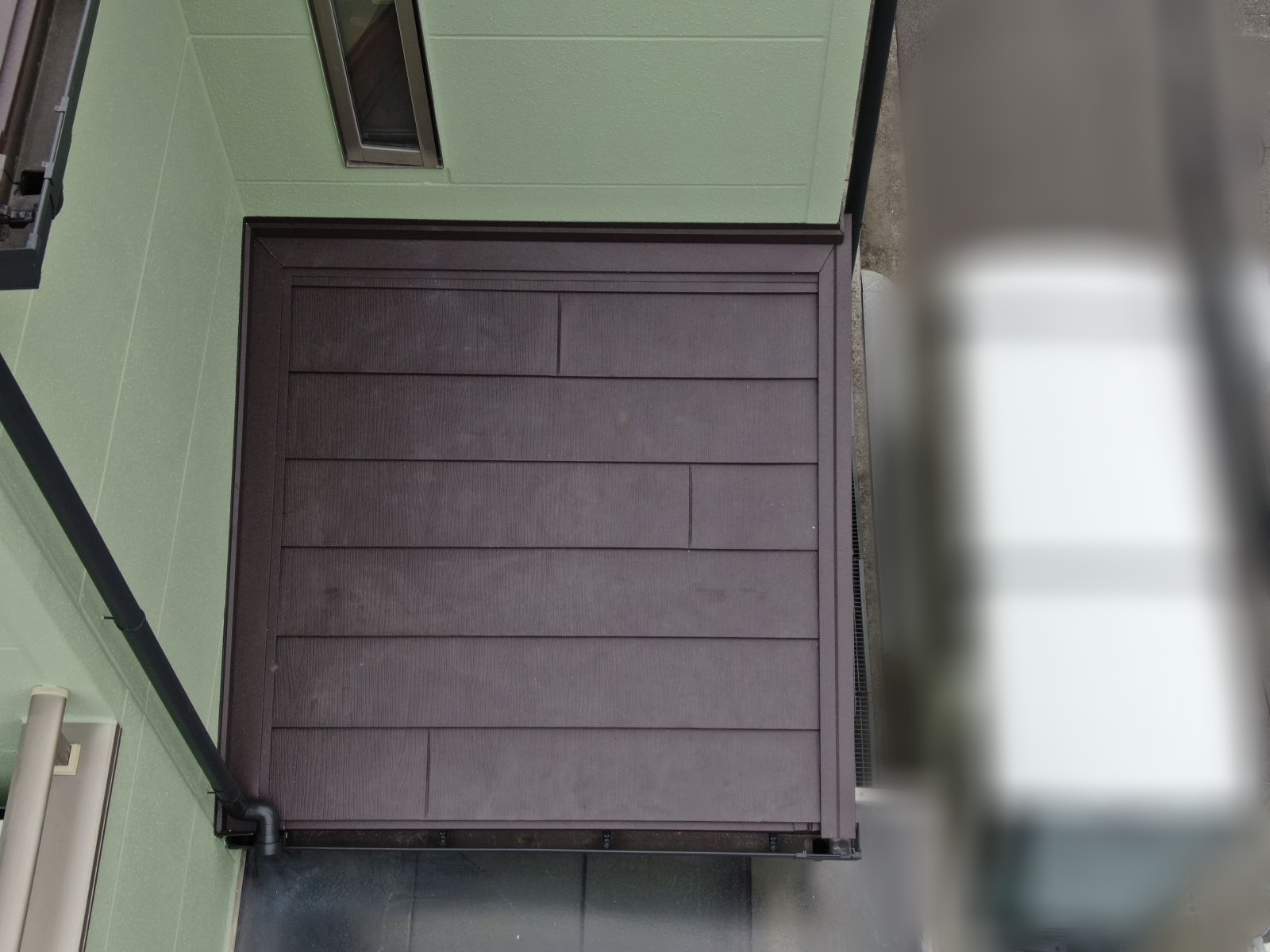 コロニアルNEO屋根をカバー工法で解決|外壁塗装 フレンチグリーン×ブラウン|堺市の施工事例