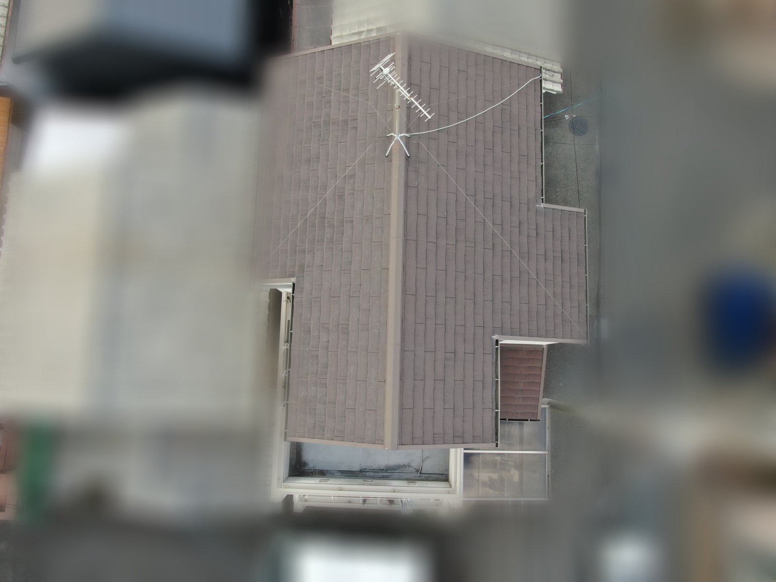 コロニアルNEO屋根をカバー工法で解決|外壁塗装 フレンチグリーン×ブラウン|堺市の施工事例