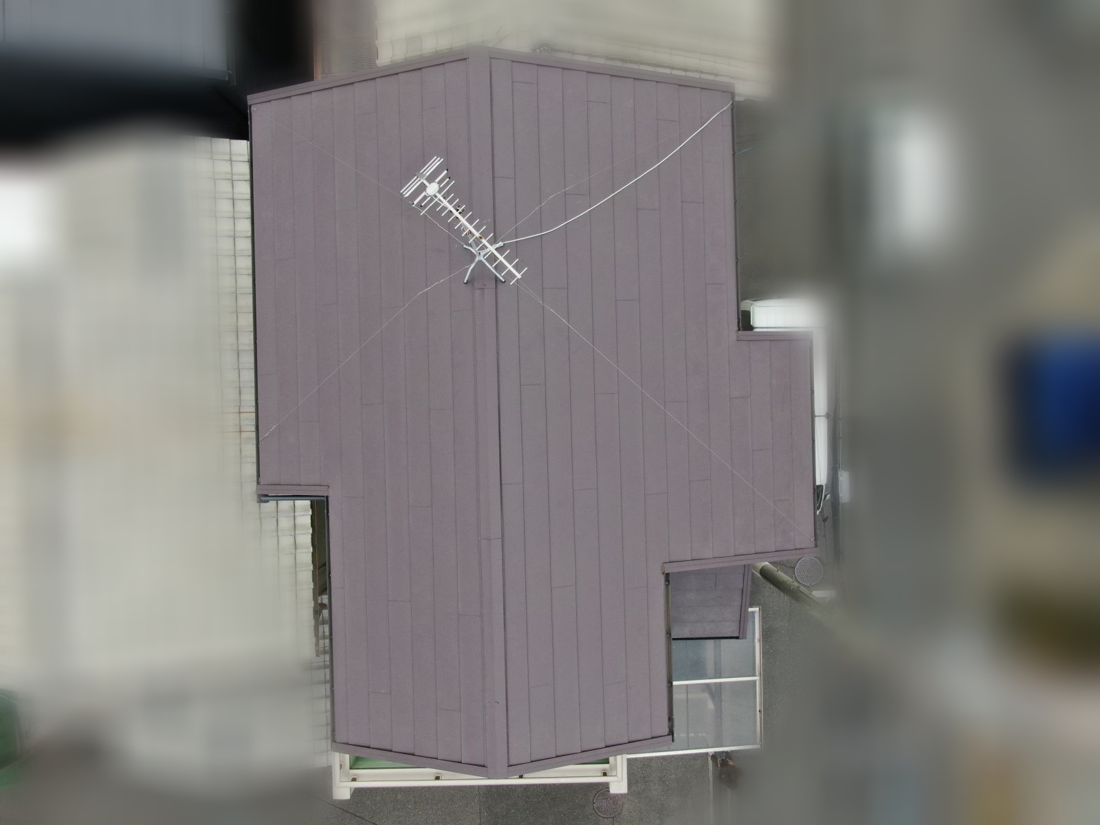 コロニアルNEO屋根をカバー工法で解決|外壁塗装 フレンチグリーン×ブラウン|堺市の施工事例