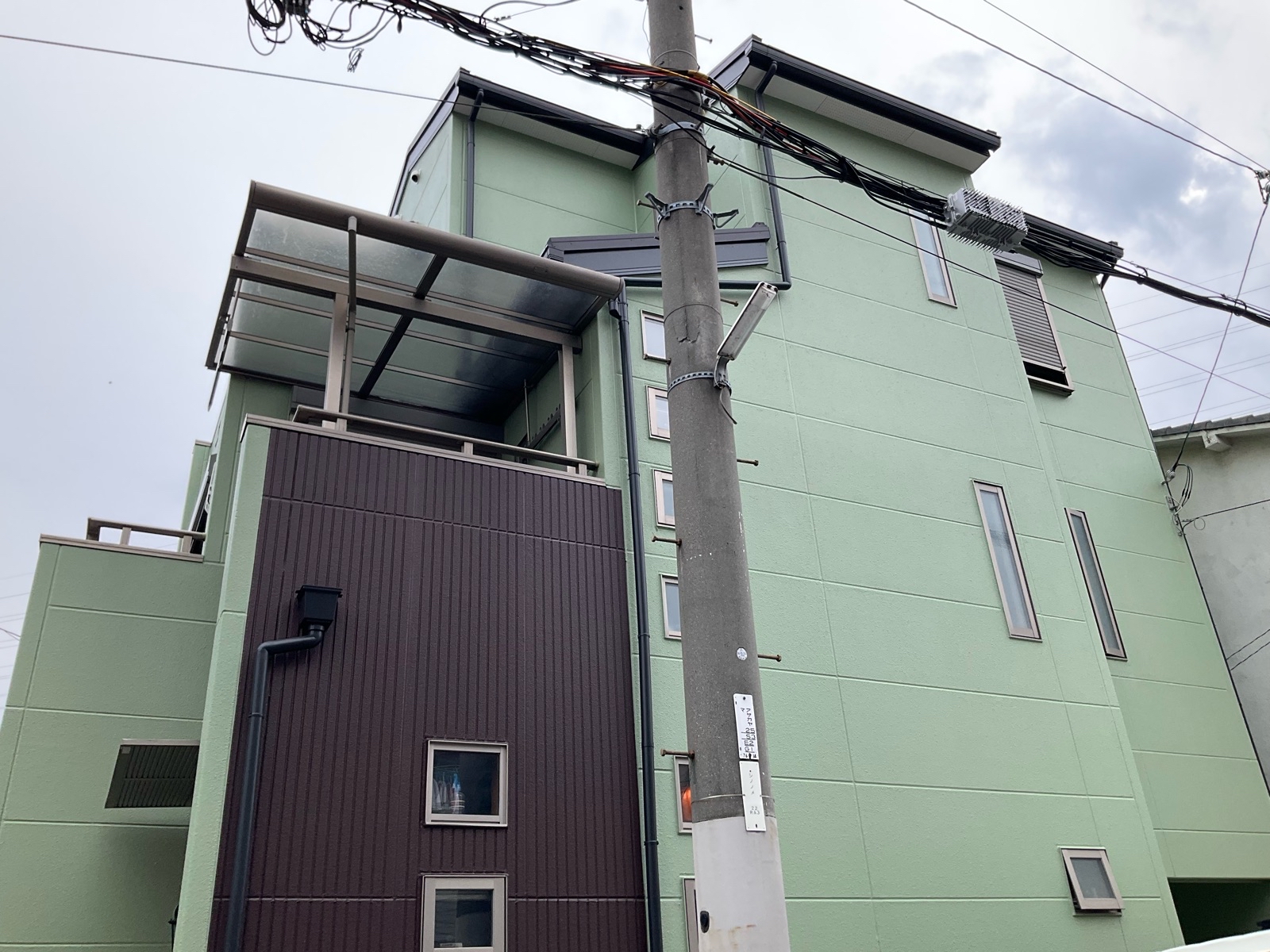 コロニアルNEO屋根をカバー工法で解決|外壁塗装 フレンチグリーン×ブラウン|堺市の施工事例