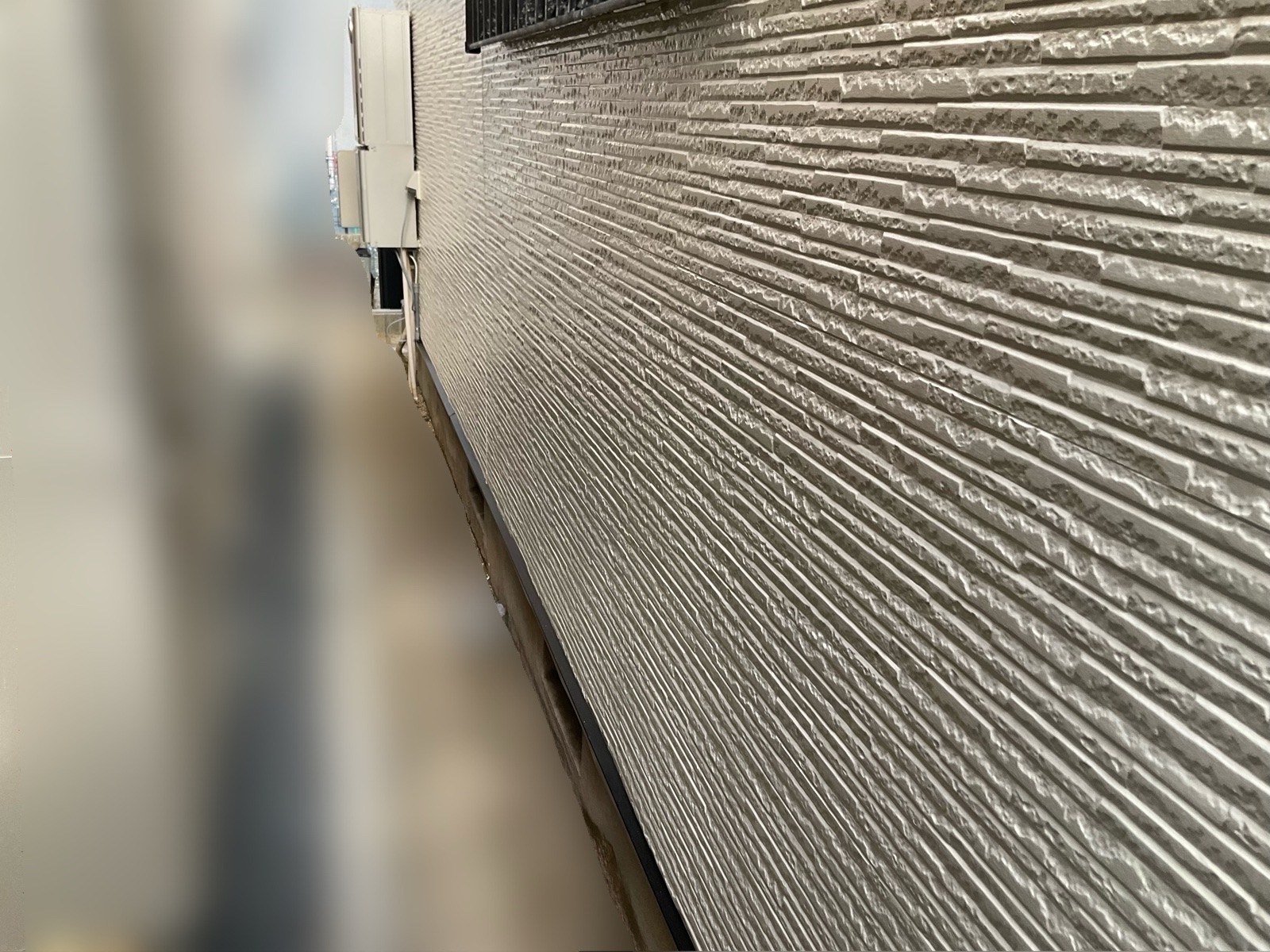 外壁塗装 ニュートラルホワイトで美観アップ|モニエル瓦屋根塗装(ラセットブラウン)堺市施工事例