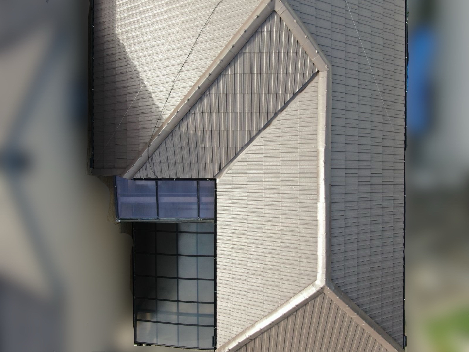 外壁塗装 ニュートラルホワイトで美観アップ|モニエル瓦屋根塗装(ラセットブラウン)堺市施工事例