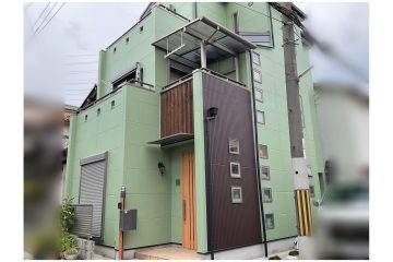 コロニアルNEO屋根をカバー工法で解決｜外壁塗装 フレンチグリーン×ブラウン｜堺市の施工事例