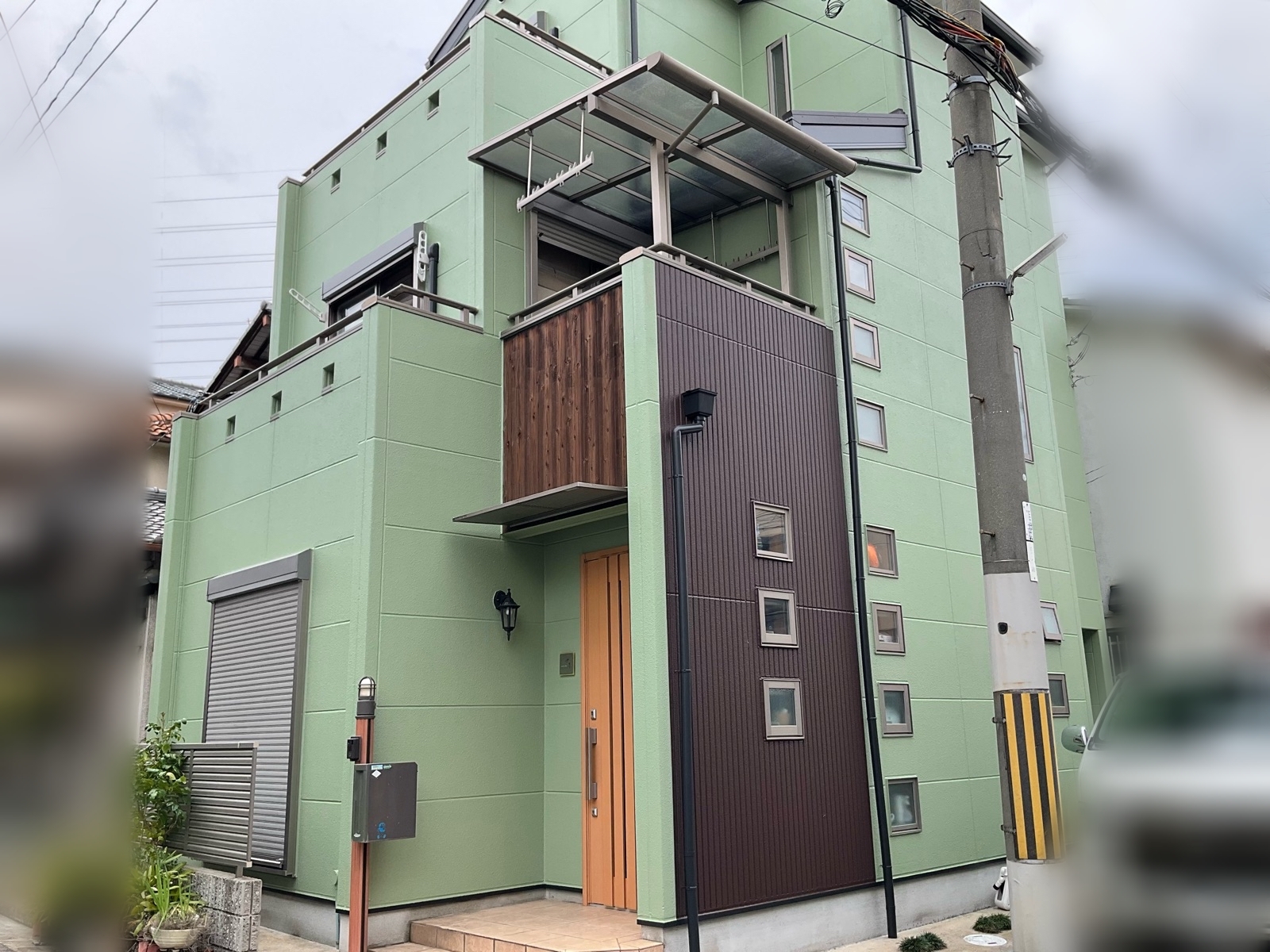 コロニアルNEO屋根をカバー工法で解決|外壁塗装 フレンチグリーン×ブラウン|堺市の施工事例