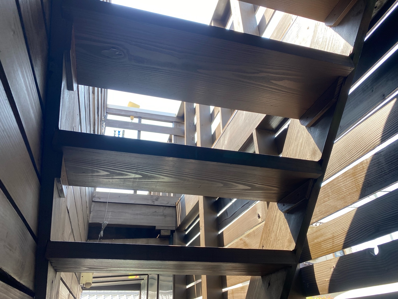 堺市東区|ウッドデッキ塗装で色褪せ・劣化を改善|ガードラックPRO施工事例