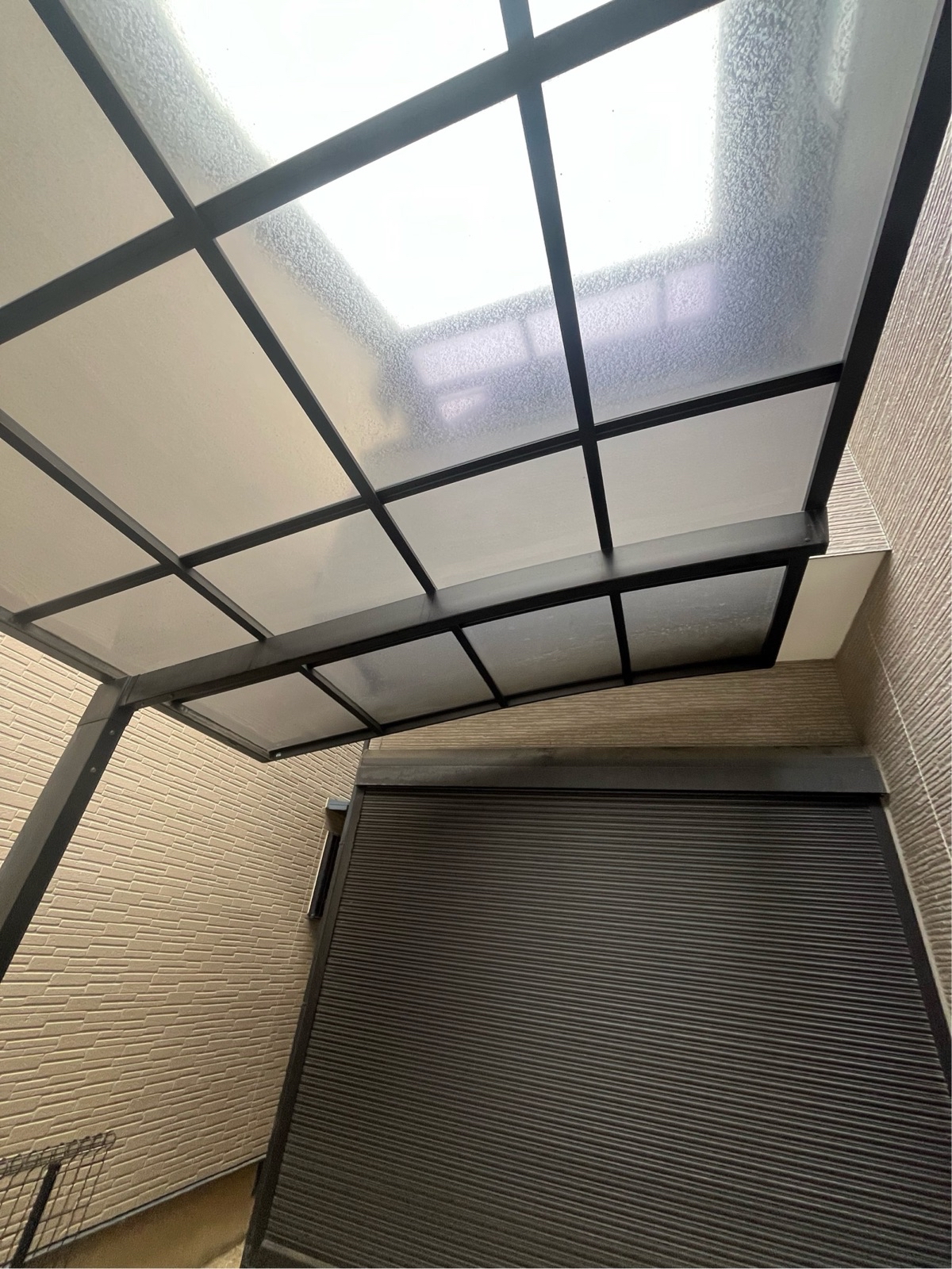 外壁塗装 ニュートラルホワイトで美観アップ|モニエル瓦屋根塗装(ラセットブラウン)堺市施工事例