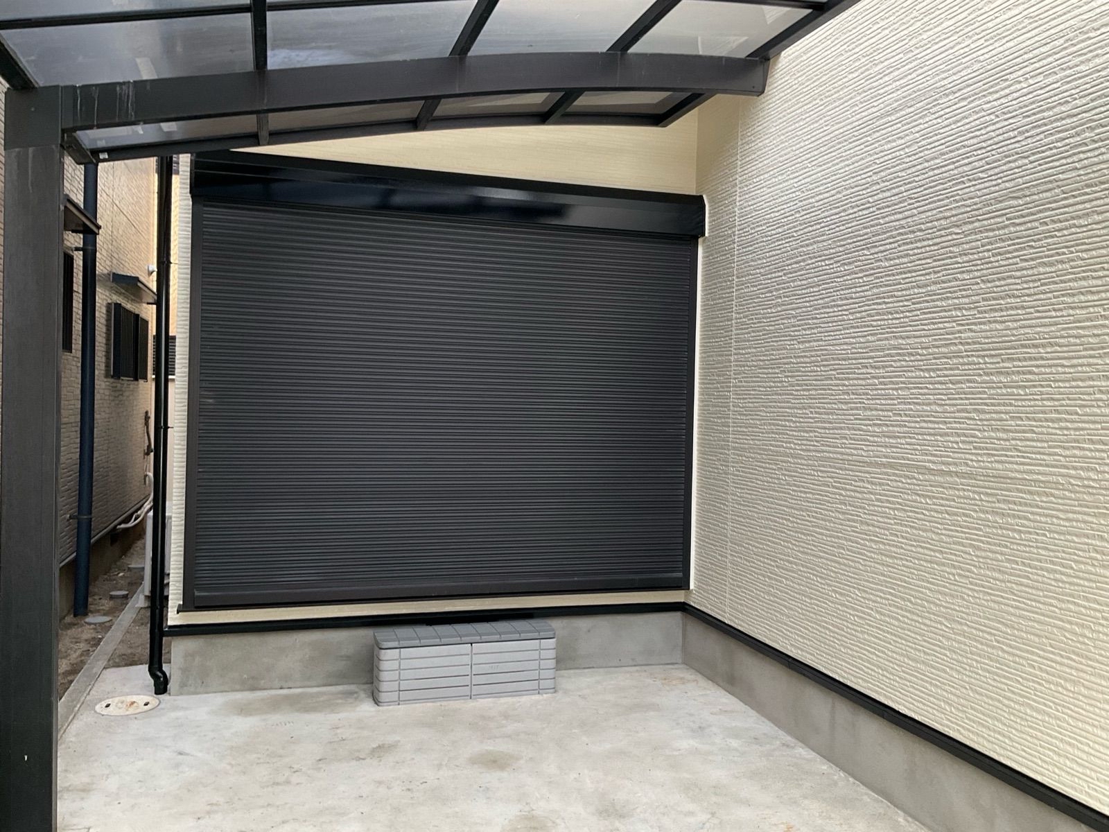 外壁塗装 ニュートラルホワイトで美観アップ|モニエル瓦屋根塗装(ラセットブラウン)堺市施工事例