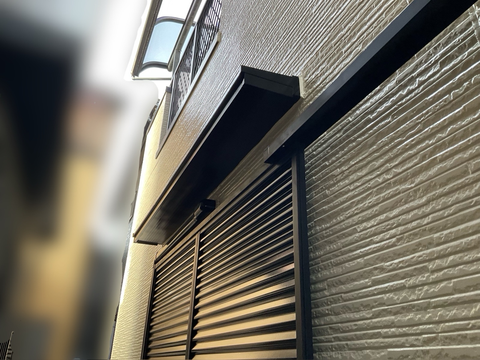 外壁塗装 ニュートラルホワイトで美観アップ|モニエル瓦屋根塗装(ラセットブラウン)堺市施工事例