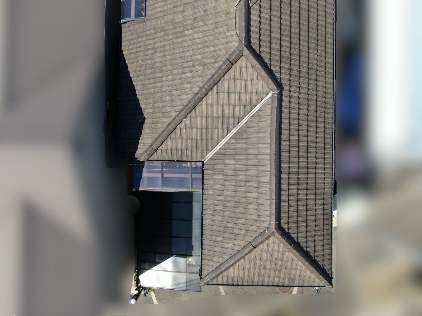 外壁塗装 ニュートラルホワイトで美観アップ|モニエル瓦屋根塗装(ラセットブラウン)堺市施工事例